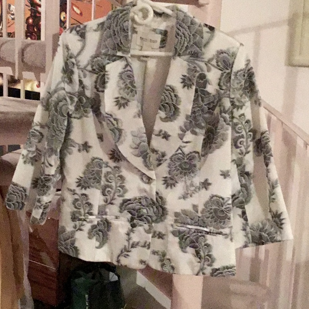 White House Black Market size 14 two pieces suits white and gray color